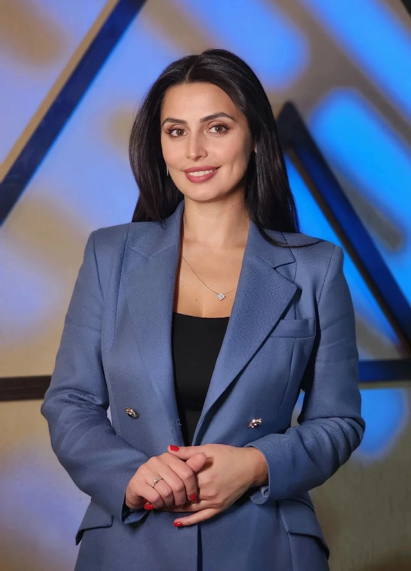 Елена Луговая в деловом костюме