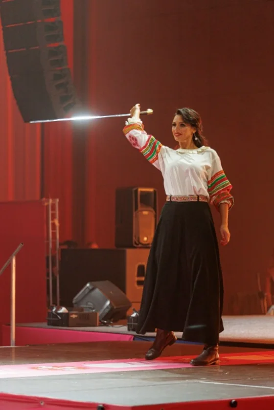 Елена Луговая на сцене, фланкировка шашкой