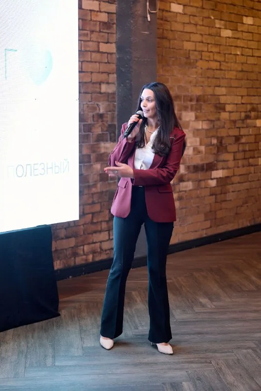 Елена Луговая выступает перед залом